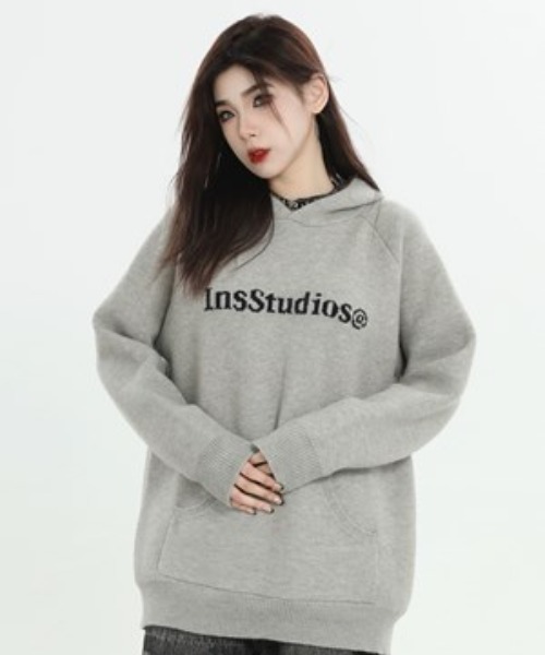 A'GEM/9 × .kom『INSstudios/インスステュディオス』ロゴフーディーパーカー（パーカー）｜A‘gem 9（エージェムナイン）