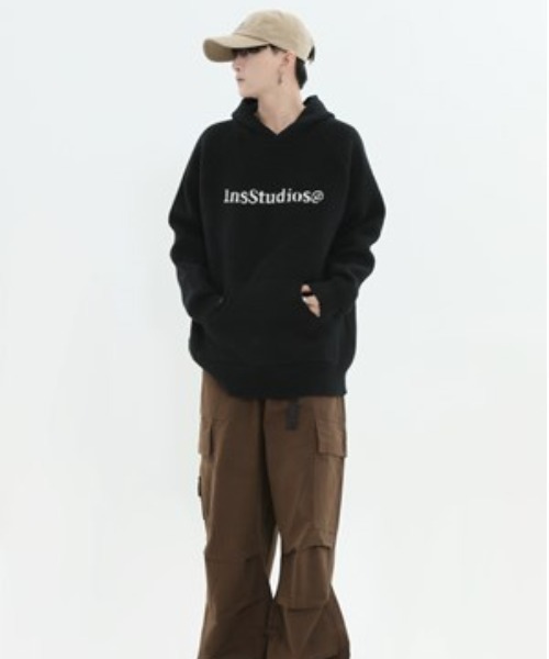 A'GEM/9 × .kom『INSstudios/インスステュディオス』ロゴフーディーパーカー（パーカー）｜A‘gem 9（エージェムナイン）