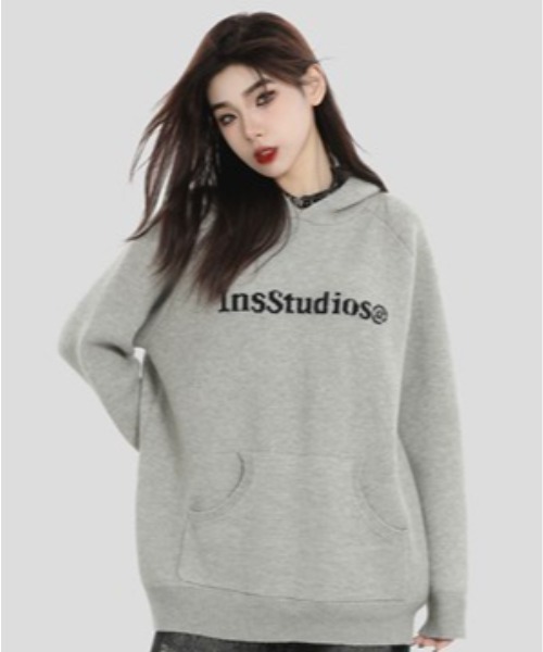 A'GEM/9 × .kom『INSstudios/インスステュディオス』ロゴフーディーパーカー（パーカー）｜A‘gem 9（エージェムナイン）