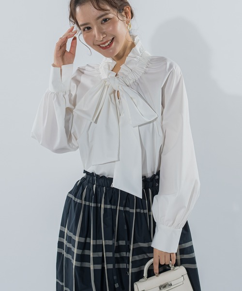 VICKY（ビッキー）の「【大人気！定番アイテム】ボウタイブラウス《手洗い可能》（シャツ/ブラウス・レディース・ホワイト/ブラック/ベージュ系その他・M）」の4枚目の写真