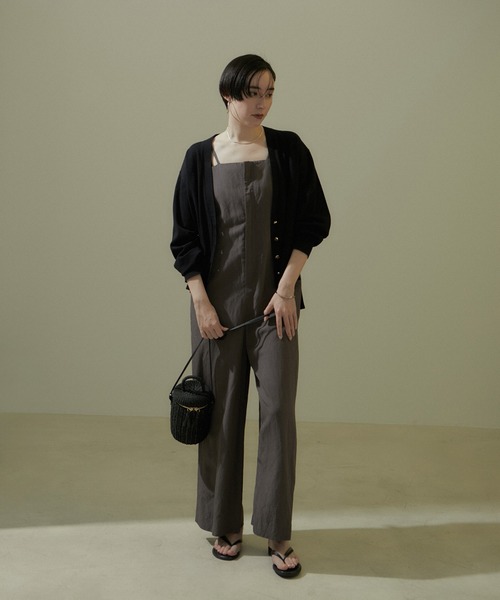 SALON adam et rope'(サロン アダム エ ロペ)の「UVケアメタルボタンカーディガン【洗える】(カーディガン/ボレロ・レディース・ホワイト/ブラック/ベージュ系その他・FREE)」の12枚目の写真