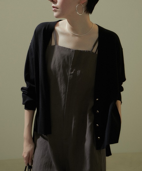 SALON adam et rope'(サロン アダム エ ロペ)の「UVケアメタルボタンカーディガン【洗える】(カーディガン/ボレロ・レディース・ホワイト/ブラック/ベージュ系その他・FREE)」の13枚目の写真