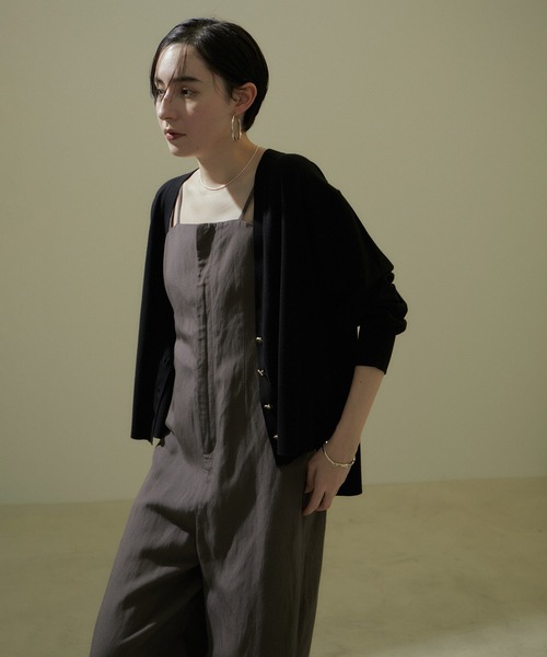 SALON adam et rope'(サロン アダム エ ロペ)の「UVケアメタルボタンカーディガン【洗える】(カーディガン/ボレロ・レディース・ホワイト/ブラック/ベージュ系その他・FREE)」の11枚目の写真