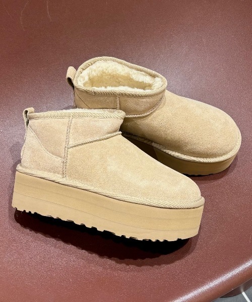 UGG（アグ）の「W CLASSIC ULTRA MINI PLATFORM　1135092（ブーツ・レディース・ベージュ・6/8/5/7/9）」の2枚目の写真