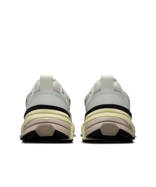 NIKE（ナイキ）の「NIKE V2K RUN HJ4497-100（スニーカー・メンズ・シルバー・26.5cm/27cm/27.5cm/28cm）」の6枚目の写真