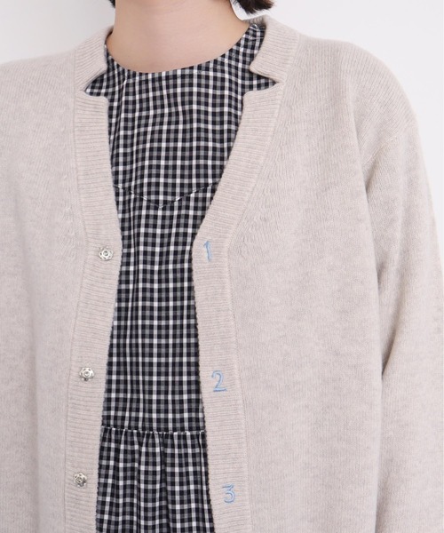 I am I in fact...（アイアムアイインファクト）の「UPW数字刺繍Vカーディガン（カーディガン/ボレロ・レディース・ピンク/サックスブルー/グリーン/グレー/ブラック/マルチ/ブラック系その他・FREE）」の4枚目の写真