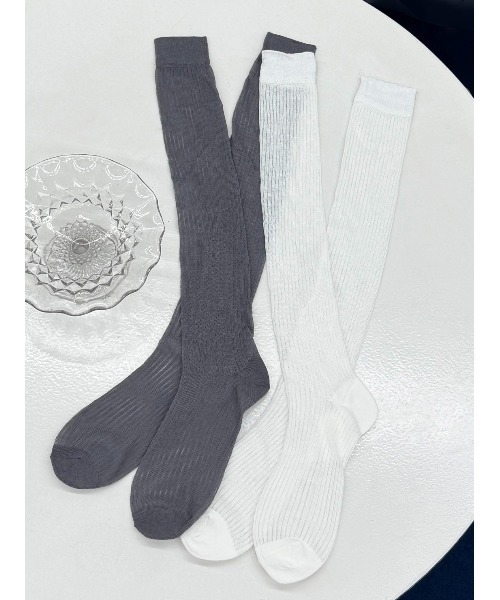 F i.n.t(フィント)の「コットンシアーリブハイソックス/fint(ソックス/靴下・レディース・オフホワイト/グレー・FREE)」の2枚目の写真