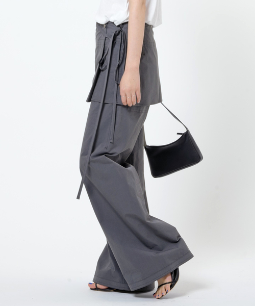 LOW CLASSIC(ロウ クラシック)の「【LOW CLASSIC/ロウ・クラシック】レイヤードラップスカートパンツ(その他パンツ・レディース・チャコールグレー・FREE)」の2枚目の写真