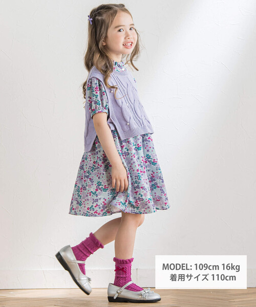 BeBe(ベベ)の「ケーブル編みサイドリボンニットベスト(100~150cm)(ベスト・キッズ・パープル・150cm/120cm/110cm/140cm/130cm/100cm)」の2枚目の写真
