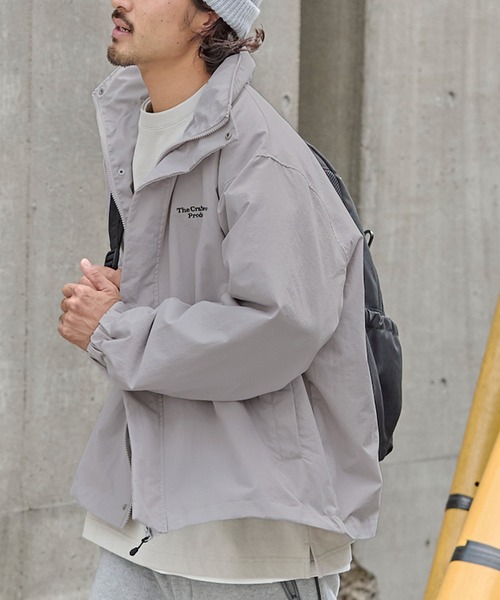 THE CRAFT CREW PRODUCTS(ザクラフトクループロダクツ)の「2WAY ビッグシルエット テック撥水ナイロンドロストフード付きスタンドブルゾン【THE CRAFT CREW PRODUCTS】(ブルゾン・メンズ・ライトグレー/ダークネイビー/ブラウン/ブラック・S/M/L)」の2枚目の写真