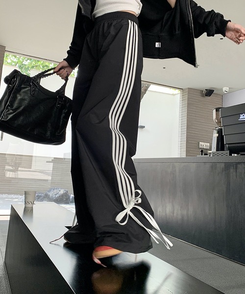 HALEY PESCA（ヘーリーペスカ）の「HALEY PESCA/ルーズデザイン　リボン付きトラックパンツ（スウェットパンツ・レディース・ブラック・LARGE/MEDIUM/SMALL）」の3枚目の写真