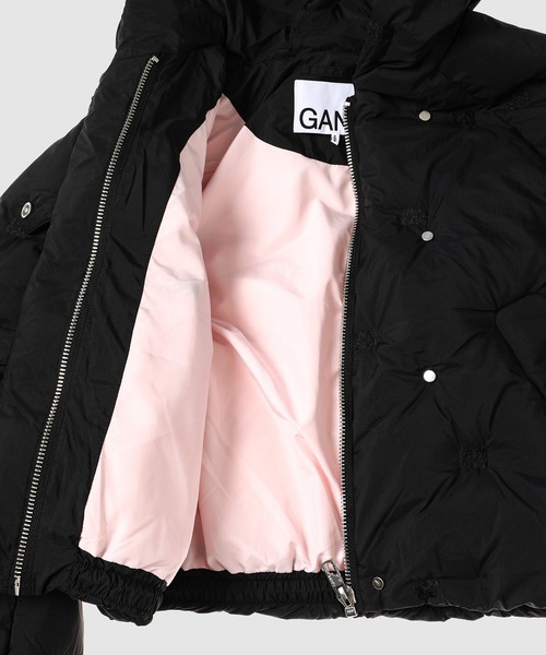 GANNI（ガニー）の「Nylon Tech Puffer Short Jacket（ダウンジャケット/コート・レディース・ブラック・34/36/38）」の3枚目の写真