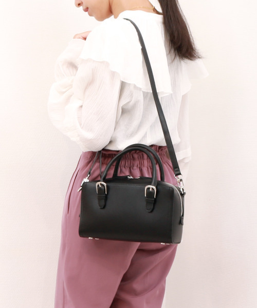 cache cache(カシュ カシュ)の「カシュカシュ cachecache / ベルトディテール横長ボストンバッグ(ボストンバッグ・レディース・ブラック/シルバー/ベージュ系その他・FREE)」の2枚目の写真