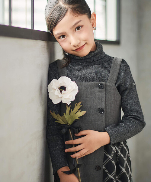 BeBe（ベベ）の「ラメニットリブタートルネック(100~150cm)（ニット/セーター・キッズ・ブラック/グレー・110cm/120cm/100cm/130cm/140cm/150cm）」の4枚目の写真