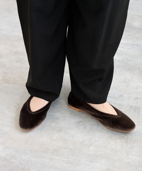 B.C STOCK（ベーセーストック）の「ベロアフラットシューズ（その他シューズ・レディース・ブラウン/レッド/ブルー/ブラック・SMALL/MEDIUM/LARGE）」の2枚目の写真