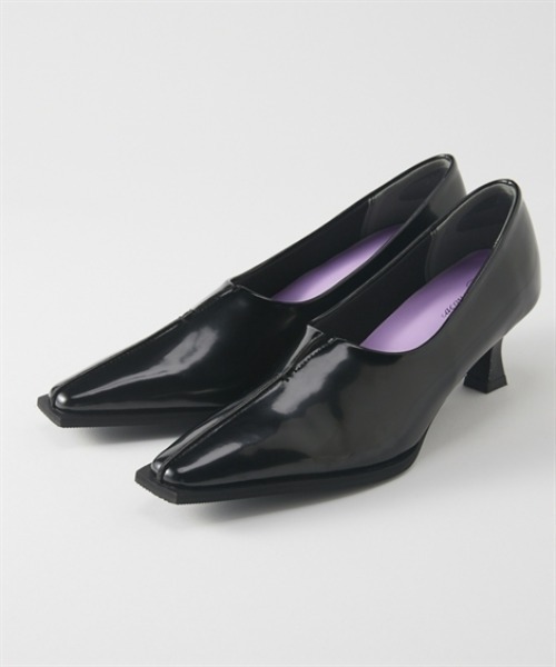 7days Life Styling（セブンデイズライフスタイリング）の「センターシームVカットデザインパンプス（ワイズ２Ｅ）（オフィス女子モニターコラボ）（パンプス・レディース・ブラック/ブラック系その他・LL/L/M/S）」の2枚目の写真