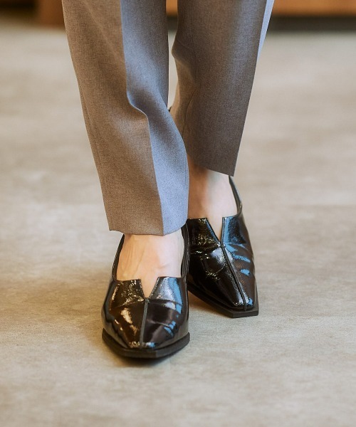 7days Life Styling（セブンデイズライフスタイリング）の「センターシームVカットデザインパンプス（ワイズ２Ｅ）（オフィス女子モニターコラボ）（パンプス・レディース・ブラック/ブラック系その他・LL/L/M/S）」の13枚目の写真