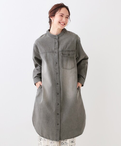 SHOO・LA・RUE（シューラルー）の「【洗える/体型カバー】デニム シャツワンピース（ワンピース・レディース・ネイビー/ブルー/チャコールグレー・02/01/04/03）」の22枚目の写真