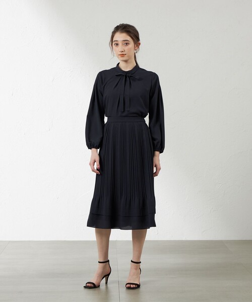 amaca(アマカ)の「ソフトストレッチジョーゼットランダムプリーツスカート(スカート・レディース・ダークネイビー/ベージュ・38)」の3枚目の写真