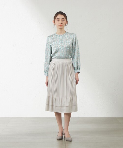 amaca(アマカ)の「ソフトストレッチジョーゼットランダムプリーツスカート(スカート・レディース・ダークネイビー/ベージュ・38)」の4枚目の写真