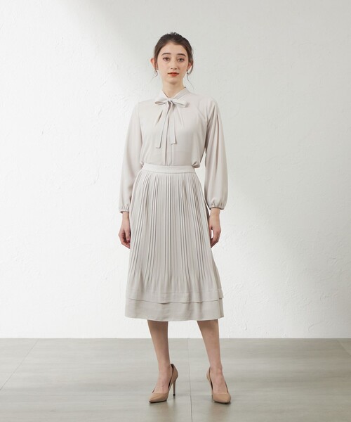 amaca(アマカ)の「ソフトストレッチジョーゼットランダムプリーツスカート(スカート・レディース・ダークネイビー/ベージュ・38)」の5枚目の写真