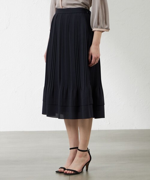 amaca(アマカ)の「ソフトストレッチジョーゼットランダムプリーツスカート(スカート・レディース・ダークネイビー/ベージュ・38)」の7枚目の写真