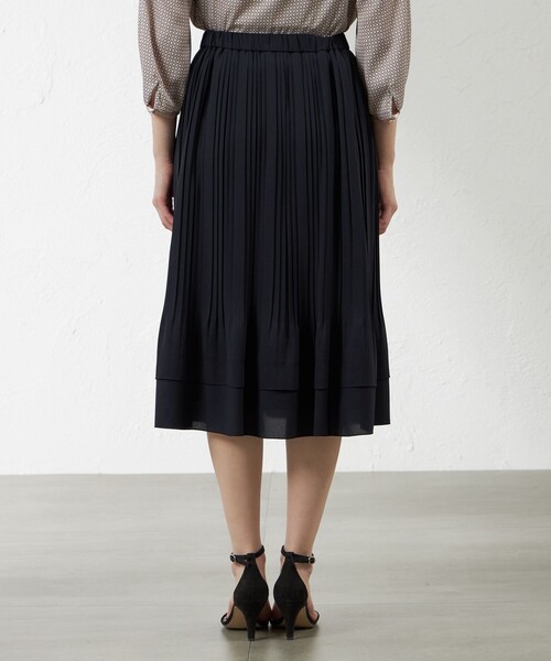 amaca(アマカ)の「ソフトストレッチジョーゼットランダムプリーツスカート(スカート・レディース・ダークネイビー/ベージュ・38)」の8枚目の写真