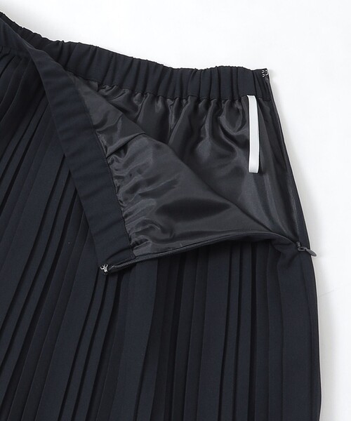 amaca(アマカ)の「ソフトストレッチジョーゼットランダムプリーツスカート(スカート・レディース・ダークネイビー/ベージュ・38)」の9枚目の写真