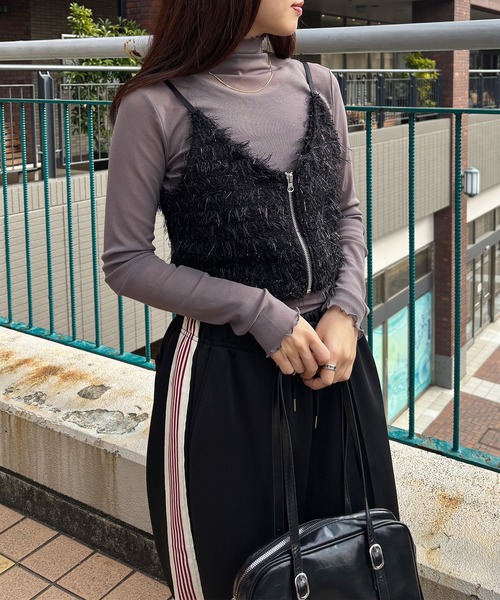 ISOOK（アイスー）の「【ISOOK / アイスー】カットフェザーフロントジップビスチェ / ラメ ファー キャミソール ノースリーブ タンクトップ クロップド丈 ショート丈 ブラウン ブラック 茶 黒 ZOZOTOWN限定（キャミソール・レディース・ブラウン/ブラック・FREE）」の8枚目の写真