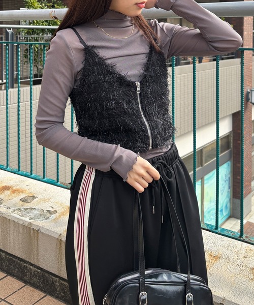 ISOOK（アイスー）の「【ISOOK / アイスー】カットフェザーフロントジップビスチェ / ラメ ファー キャミソール ノースリーブ タンクトップ クロップド丈 ショート丈 ブラウン ブラック 茶 黒 ZOZOTOWN限定（キャミソール・レディース・ブラウン/ブラック・FREE）」の17枚目の写真