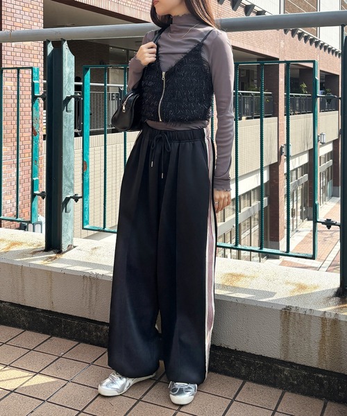 ISOOK（アイスー）の「【ISOOK / アイスー】カットフェザーフロントジップビスチェ / ラメ ファー キャミソール ノースリーブ タンクトップ クロップド丈 ショート丈 ブラウン ブラック 茶 黒 ZOZOTOWN限定（キャミソール・レディース・ブラウン/ブラック・FREE）」の10枚目の写真