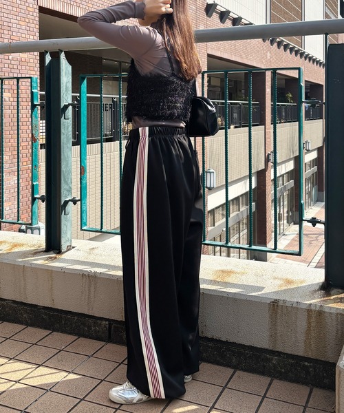 ISOOK（アイスー）の「【ISOOK / アイスー】カットフェザーフロントジップビスチェ / ラメ ファー キャミソール ノースリーブ タンクトップ クロップド丈 ショート丈 ブラウン ブラック 茶 黒 ZOZOTOWN限定（キャミソール・レディース・ブラウン/ブラック・FREE）」の11枚目の写真