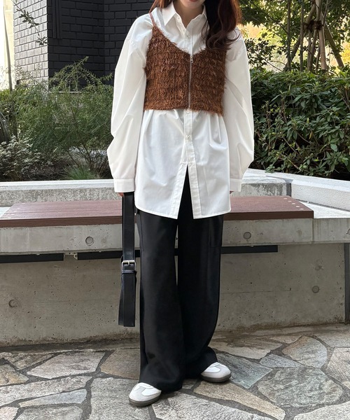 ISOOK（アイスー）の「【ISOOK / アイスー】カットフェザーフロントジップビスチェ / ラメ ファー キャミソール ノースリーブ タンクトップ クロップド丈 ショート丈 ブラウン ブラック 茶 黒 ZOZOTOWN限定（キャミソール・レディース・ブラウン/ブラック・FREE）」の3枚目の写真