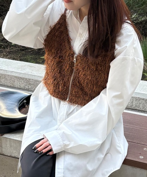 ISOOK（アイスー）の「【ISOOK / アイスー】カットフェザーフロントジップビスチェ / ラメ ファー キャミソール ノースリーブ タンクトップ クロップド丈 ショート丈 ブラウン ブラック 茶 黒 ZOZOTOWN限定（キャミソール・レディース・ブラウン/ブラック・FREE）」の6枚目の写真