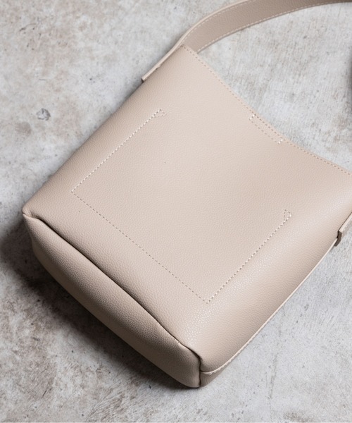 AT CREATION(アットクリエイション)の「EM:トゥズショルダー 軽量約300g(ショルダーバッグ・レディース・ベージュ/ブラック/シルバー・FREE)」の12枚目の写真
