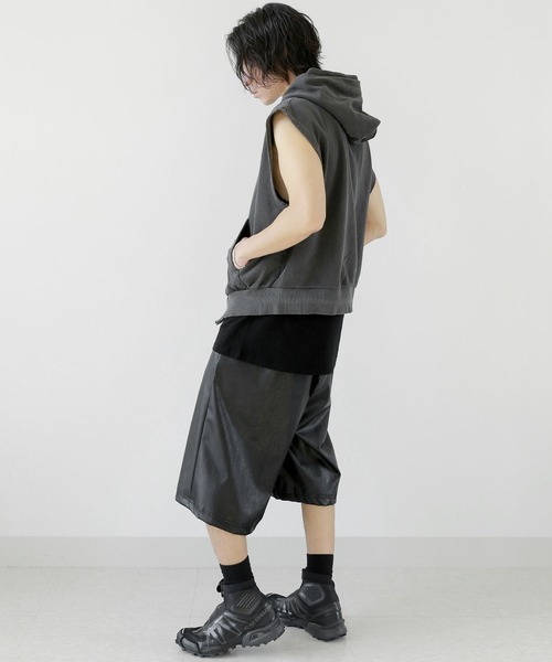minsobi（ミンソビ）の「ピグメントウォッシュ フードジップベスト ユニセックス スウェットベスト（ベスト・メンズ・グレー/チャコールグレー・FREE）」の10枚目の写真