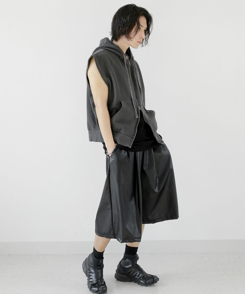 minsobi（ミンソビ）の「ピグメントウォッシュ フードジップベスト ユニセックス スウェットベスト（ベスト・メンズ・グレー/チャコールグレー・FREE）」の9枚目の写真