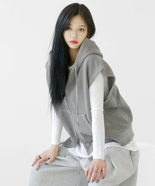 minsobi（ミンソビ）の「ピグメントウォッシュ フードジップベスト ユニセックス スウェットベスト（ベスト・メンズ・グレー/チャコールグレー・FREE）」の5枚目の写真