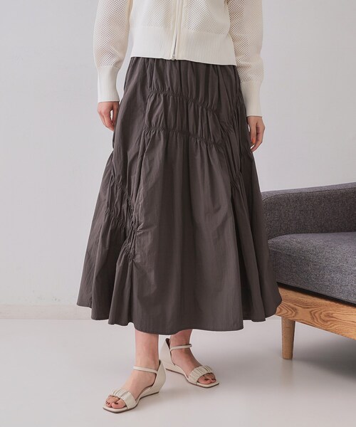 OPAQUE.CLIP（オペークドットクリップ）の「シャーリングアシメフレアスカート【洗濯機洗い可】（スカート・レディース・チャコールグレー/ベージュ・38/40/42）」の2枚目の写真