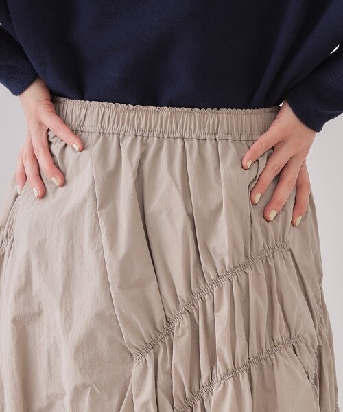 OPAQUE.CLIP（オペークドットクリップ）の「シャーリングアシメフレアスカート【洗濯機洗い可】（スカート・レディース・チャコールグレー/ベージュ・38/40/42）」の14枚目の写真