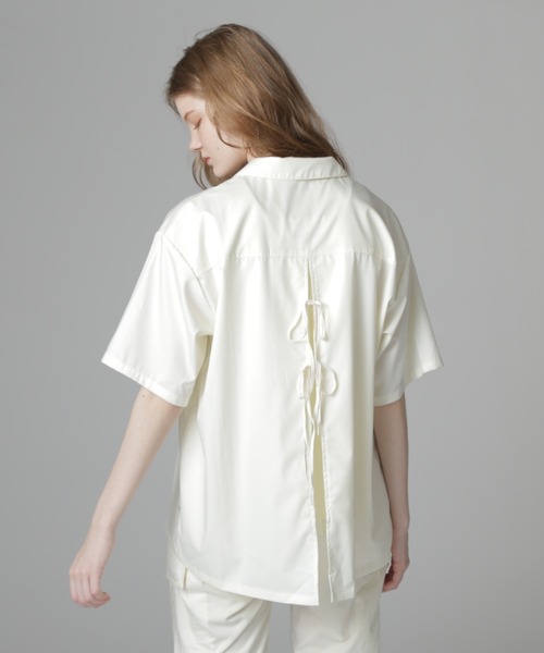 AVIREX（アヴィレックス）の「《直営店限定》BACK RIBON TENCEL SHIRTS/バックリボン テンセルシャツ（シャツ/ブラウス・レディース・オリーブ/ブラック/ホワイト/ライトブルー・F）」の2枚目の写真