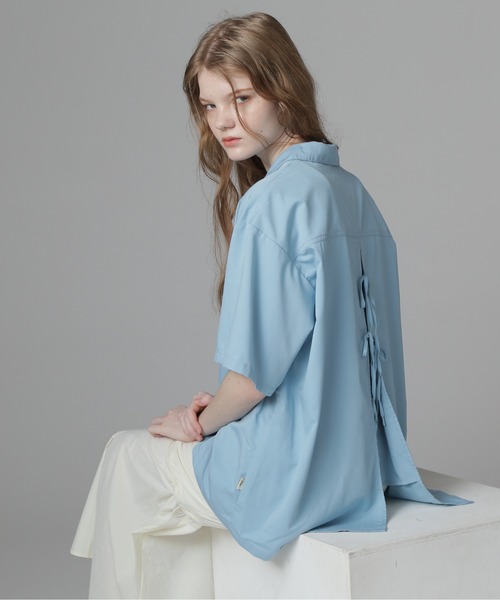 AVIREX（アヴィレックス）の「《直営店限定》BACK RIBON TENCEL SHIRTS/バックリボン テンセルシャツ（シャツ/ブラウス・レディース・オリーブ/ブラック/ホワイト/ライトブルー・F）」の4枚目の写真