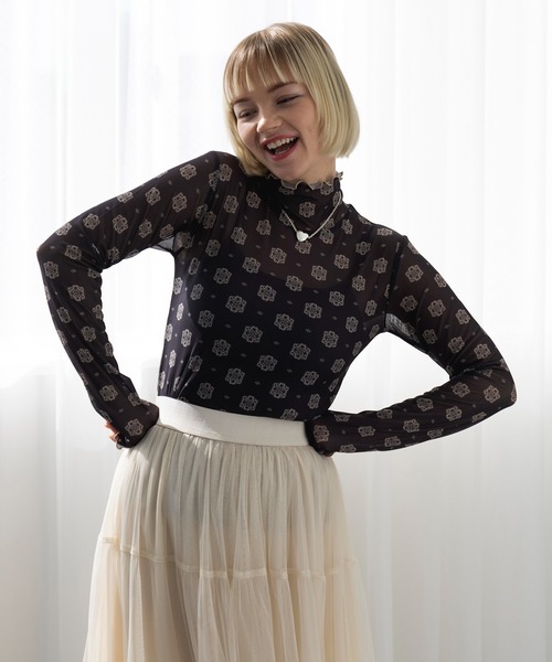 MAISON BREEZE reveur(メゾンブリーズレヴール)の「【MAISON BREEZE reveur】 high neck printed sheer tops ハイネックプリントメローシアートップス(Tシャツ/カットソー・レディース・ベージュ/ベージュ系その他2/ブラック系その他2/ブラック・FREE)」の12枚目の写真
