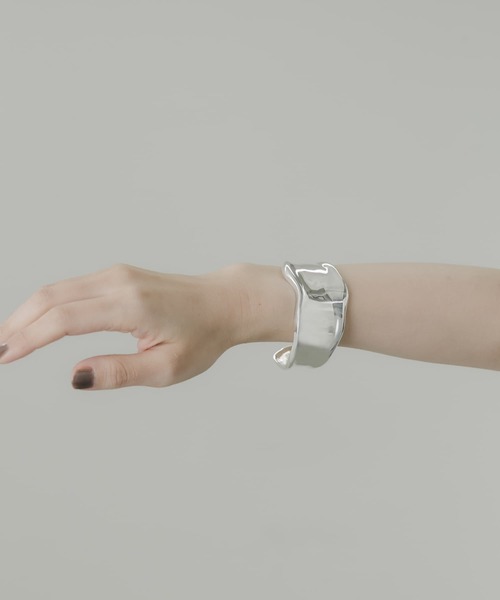 SMELLY(スメリー)の「メタルワイドバングル(バングル/リストバンド・レディース・シルバー・-)」の5枚目の写真