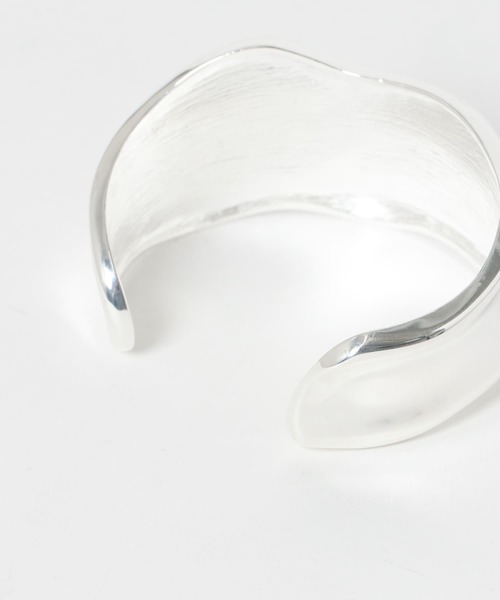 SMELLY(スメリー)の「メタルワイドバングル(バングル/リストバンド・レディース・シルバー・-)」の2枚目の写真