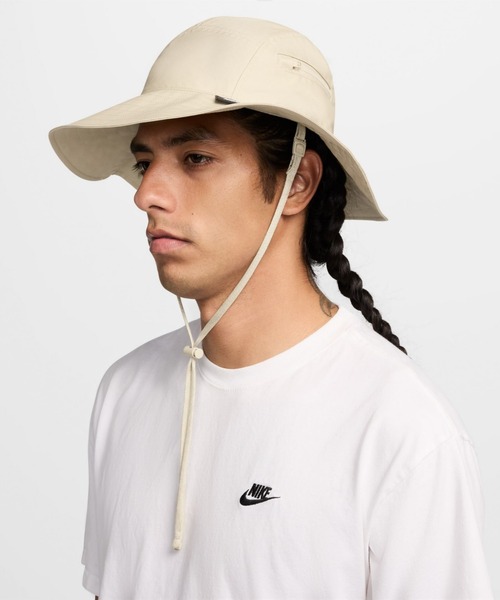 NIKE(ナイキ)の「ナイキ エイペックス ワイドブリム バケットハット / Nike Apex Wide-Brim Bucket Hat HJ7135-253 Desert Khaki(ハット・メンズ・ブラウン系その他2・S/M/L)」の2枚目の写真