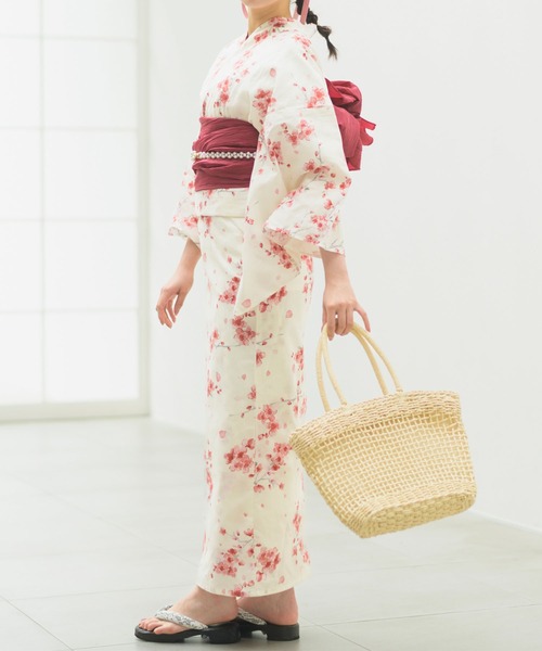 CELEN（セレン）の「【下駄付き兵児帯ゆかた5点セット】浴衣・兵児帯・腰紐2本・下駄《夏恋浴衣》（浴衣・レディース・パープル系/ピンク系1/アイボリー系/ホワイト系/グレー系1/ピンク系2/グレー系2/パープル系2・FREE）」の2枚目の写真