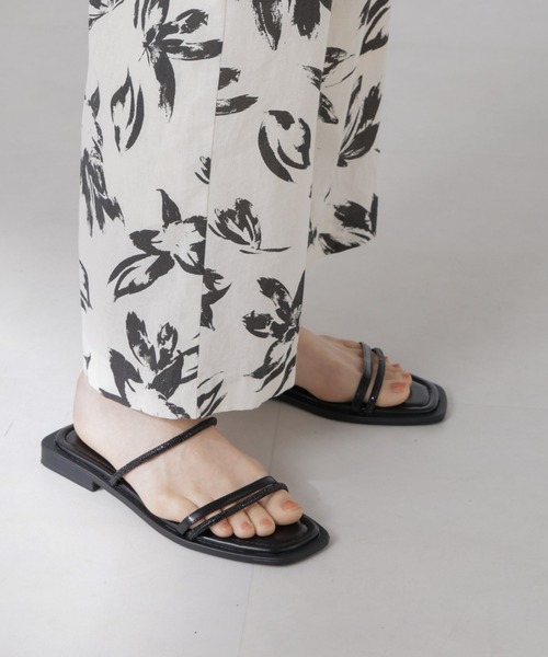 NANO universe（ナノユニバース）の「ラインストーン細ストラップサンダル（サンダル・レディース・ブラック/ゴールド/シルバー・38/37/36）」の2枚目の写真