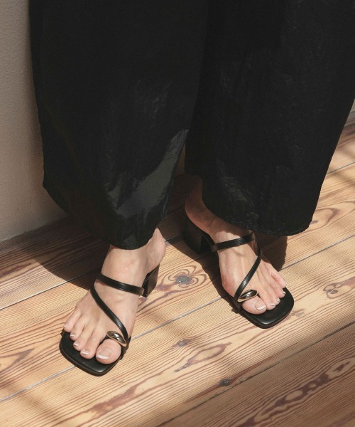 DONOBAN(ドノバン)の「メタルリングサンダル(サンダル・レディース・ホワイト/ブラック・24.5cm/23.5cm/22.5cm)」の12枚目の写真
