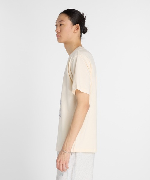 NEW BALANCE(ニューバランス)の「Athletics カルチャーミューラルショートスリーブTシャツ(Tシャツ/カットソー・メンズ・ナチュラル・XX-LARGE/X-LARGE/LARGE/MEDIUM/SMALL)」の2枚目の写真